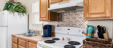 Køleskab, mikrobølgeovn, ovn, kogeplade