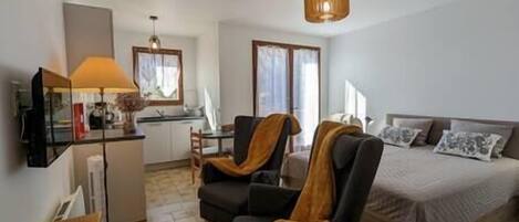 Iron/ironing board, WiFi, bed sheets