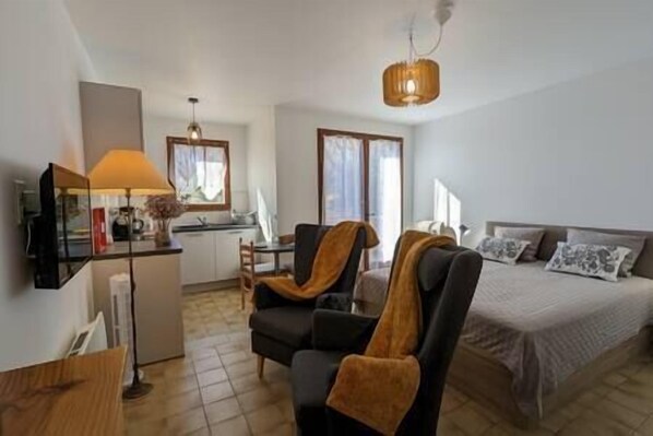Iron/ironing board, WiFi, bed sheets