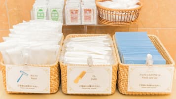 Una exhibición de productos de aseo personal, como navajas, peines y kits de cuidado facial, en cestas de mimbre.