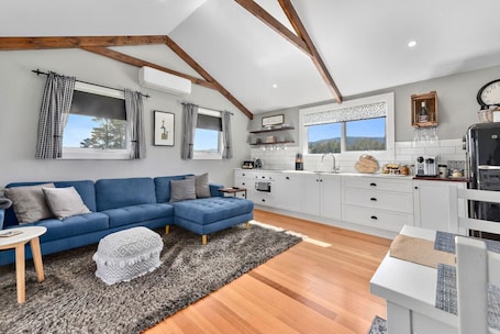 Fernseher, Kamin. Wakefields - an enchanting mountain view cottage