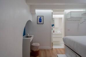 Desk, WiFi, bed sheets