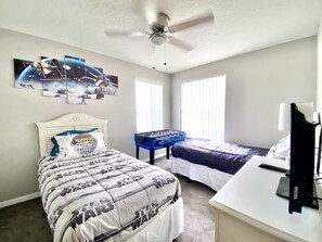 3 habitaciones, tabla de planchar con plancha y cuna de viaje 