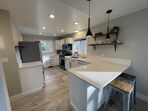 Highchair, dining tables, kitchen islands - South Skagit Sahale Chalet with views 8 minutes from downtown (Mount Vernon)