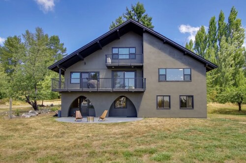 South Skagit Sahale Chalet  with views 8 minutes from downtown