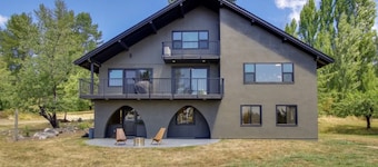 South Skagit Sahale Chalet  with views 8 minutes from downtown