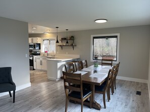 Dining - South Skagit Sahale Chalet with views 8 minutes from downtown (Mount Vernon)