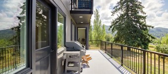South Skagit Sahale Chalet  with views 8 minutes from downtown
