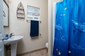 Séchoir à cheveux, serviettes fournies, savon, shampooing