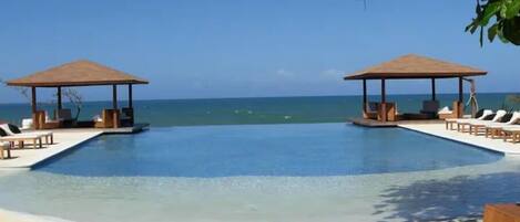 حمّام سباحة خارجي