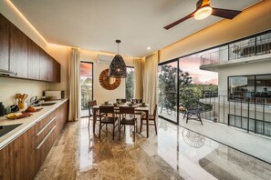 Frigorífico, microondas, placa de cocina y cafetera o tetera