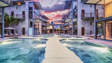 Et evighetsbasseng, et basseng på takterrassen og solsenger