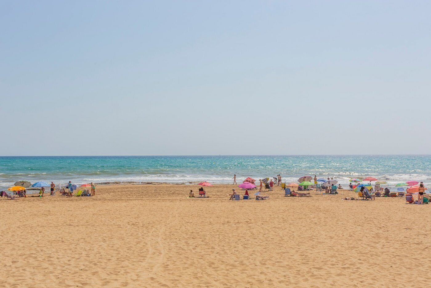 Accommodatie ligt op het strand, ligstoelen, strandlakens