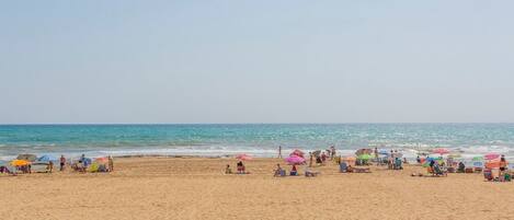 Accommodatie ligt op het strand, ligstoelen, strandlakens