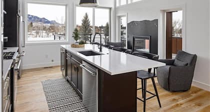 Architectural Masterpiece Home with Mountain Views & Hot Tub