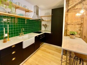 Kühlschrank, Mikrowelle, Ofen, Herdplatte