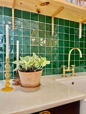 Douche, sèche-cheveux, serviettes fournies, savon
