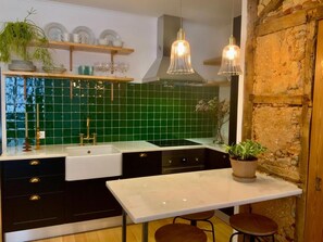 Réfrigérateur, micro-ondes, four, plaque de cuisson