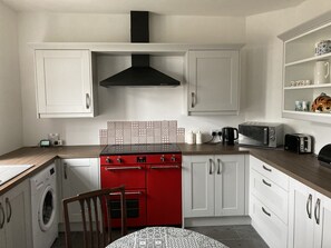 Frigorífico, microondas, horno y lavavajillas