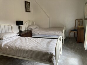 2 室のベッドルーム、アイロン / アイロン台、WiFi (無料)、ベッドシーツ