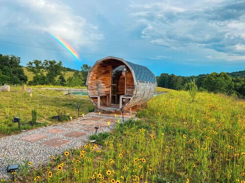 Aladdin Inspired Fairytale Cabin Hot Tub 3 miles from Hocking Hills State Park 