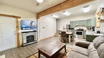 Televisor intel·ligent, llar de foc, reproductor de DVD i futbolí