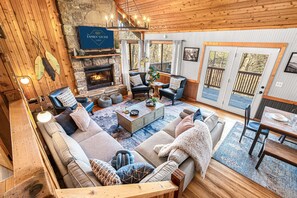 TV, fireplace - Luxe Cabin, Dollywood, 4 min to Pkwy, Pups Welcome (Pigeon Forge)