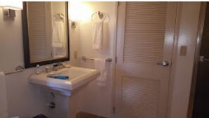 Asciugacapelli, asciugamani, sapone, shampoo