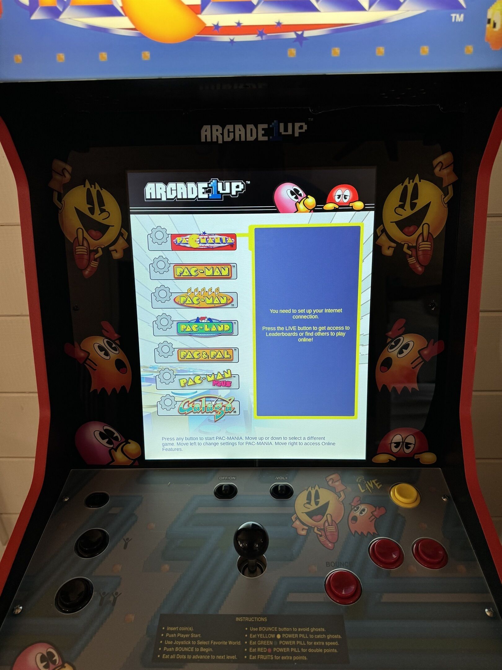 Une console de jeux dotée d’un écran affichant les options de jeu et les instructions.