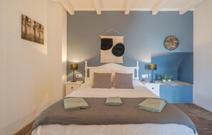 2 bedrooms, travel cot, bed sheets