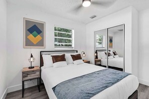 3 bedrooms, desk, iron/ironing board, travel cot - Modern Home 3Bedrooms with Pool, 18 mins to Ocean (Hallandale Hollywood)