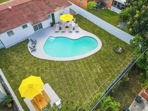 Outdoor pool - Modern Home 3Bedrooms with Pool, 18 mins to Ocean (Hallandale Hollywood)