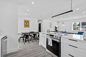 Fridge, microwave, oven, stovetop - Modern Home 3Bedrooms with Pool, 18 mins to Ocean (Hallandale Hollywood)