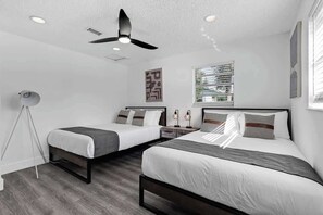 3 bedrooms, desk, iron/ironing board, travel cot - Modern Home 3Bedrooms with Pool, 18 mins to Ocean (Hallandale Hollywood)