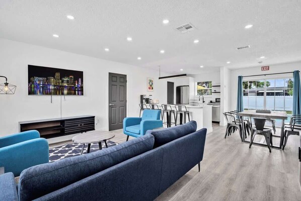 Interior - Modern Home 3Bedrooms with Pool, 18 mins to Ocean (Hallandale Hollywood)