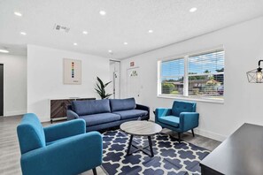 TV, offices - Modern Home 3Bedrooms with Pool, 18 mins to Ocean (Hallandale Hollywood)