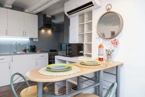 Køleskab, mikrobølgeovn, ovn, kogeplade