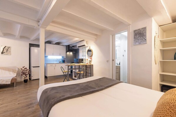 1 habitación, escritorio, tabla de planchar con plancha y wifi 