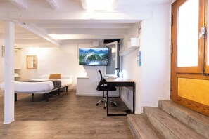 1 habitación, escritorio, tabla de planchar con plancha y wifi 