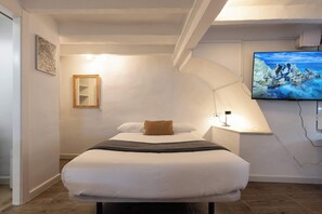 1 habitación, escritorio, tabla de planchar con plancha y wifi 