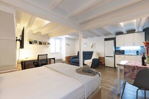1 chambre, bureau, fer et planche à repasser, Wi-Fi