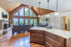 Smart-TV, Kamin, Tischtennisplatte