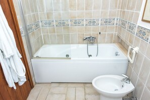 Combined shower/tub, bidet, towels