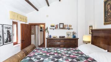 5 bedrooms, WiFi, bed sheets