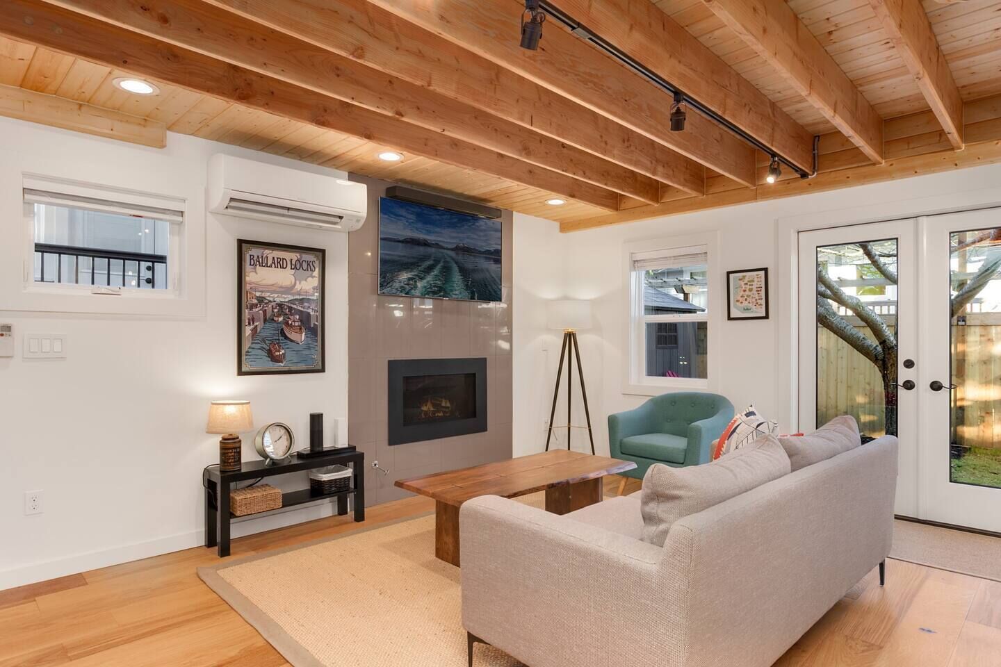 Smart TV, chimenea, Netflix y libros 
