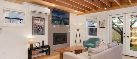 TV connectée, cheminée, Netflix, livres