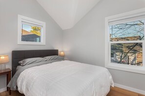 2 habitaciones, escritorio y tabla de planchar con plancha 