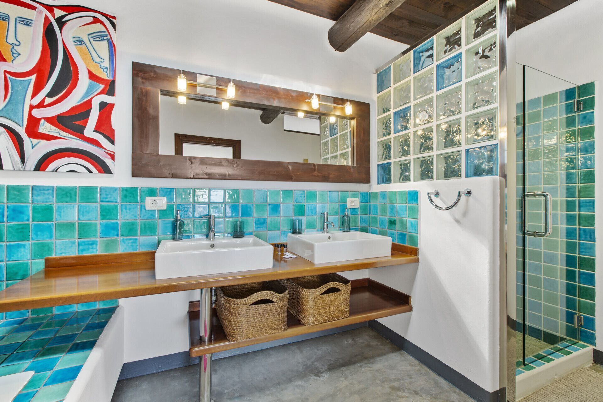 Een bad, een haardroger, handdoeken