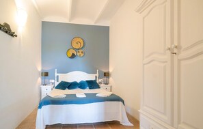 1 bedroom, travel crib, bed sheets