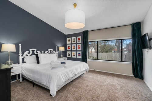 Austin Close, Family Friendly, Game Room, King Bed, Personality +!